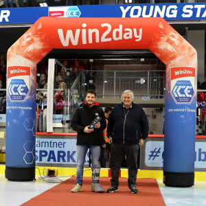 Der verletzte Rotjacken-Stürmer Fabian Hochegger wurde vor dem ersten Faceoff als Young Star der Saison in der win2day ICE Hockey League ausgezeichnet