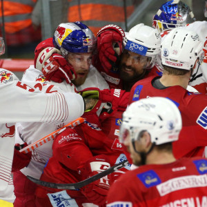 Viele kleine Scharmützel prägten das Duell zwischen den Rotjacken und den Roten Bullen Viele kleine Scharmützel prägten das Duell zwischen den Rotjacken und den Roten Bullen