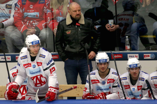 Mit rasiertem Kopf und kultverdächtiger Jacke führte Petri Matikainen die Rotjacken 2023 zum Playoff-Viertelfinalsieg gegen Villach