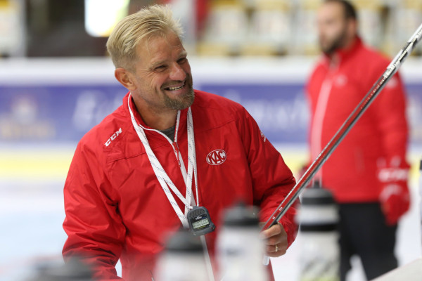 Im August 2018 leitete Petri Matikainen sein erstes Eistraining als Head Coach des EC-KAC Im August 2018 leitete Petri Matikainen sein erstes Eistraining als Head Coach des EC-KAC