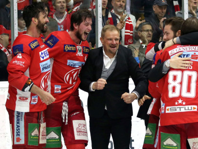 Großer Jubel am Eis der damaligen Stadthalle: Am 24. April 2019 führte Petri Matikainen den EC-KAC erstmals zum Meistertitel