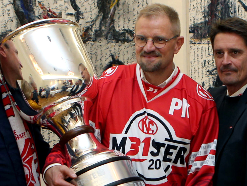 Petri Matikainen und General Manager Oliver Pilloni bei der Meisterfeier 2019 im Rathaus der Stadt Klagenfurt