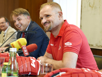 Petri Matikainen in der Pressekonferenz zur Eröffnung seiner zweiten Spielzeit beim EC-KAC im August 2019 Petri Matikainen in der Pressekonferenz zur Eröffnung seiner zweiten Spielzeit beim EC-KAC im August 2019