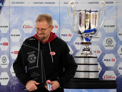 Petri Matikainen und die Rotjacken krönten die schwierige "Corona-Saison" 2020/21 mit dem 32. Meistertitel der Klubgeschichte