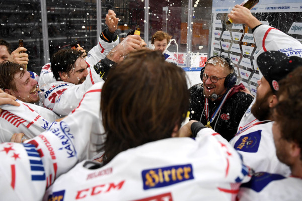 Nach dem Gewinn seines zweiten Meistertitels mit dem EC-KAC unausweichlich: Die Bierdusche für Petri Matikainen durch die Spieler der Rotjacken