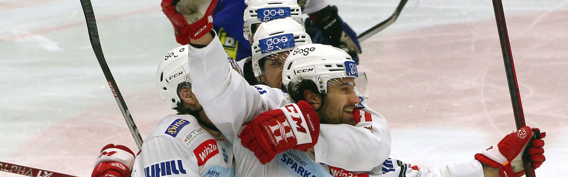 Marcel Witting und Co jubelten im März über den die Viertelfinalserie entscheidenden Auswärtssieg in Villach