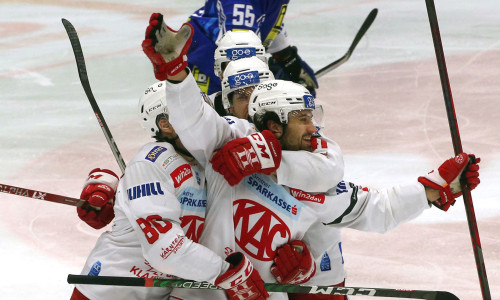 Marcel Witting und Co jubelten im März über den die Viertelfinalserie entscheidenden Auswärtssieg in Villach