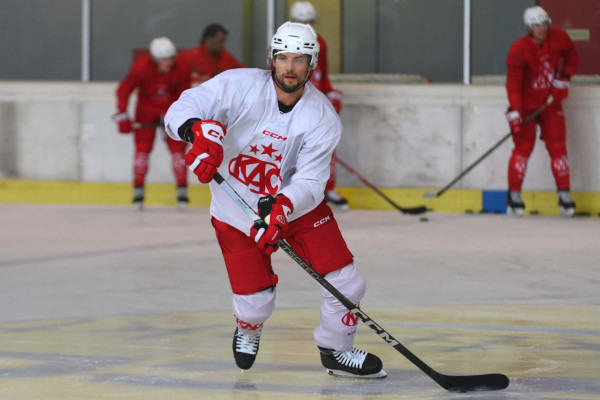 Raphael Herburger war im ersten Eistraining der einzige Neuzugang am Eis Raphael Herburger war im ersten Eistraining der einzige Neuzugang am Eis