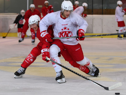 Nick Petersen (rot) und Lukas Haudum (weiß) im intensiven Zweikampf