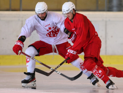 Steven Strong (weiß) im Duell mit Simeon Schwinger (rot)