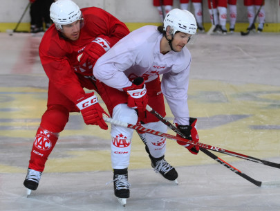 Jesper Jensen Aabo (rot) und Manuel Ganahl (weiß) duellieren sich um die Scheibe