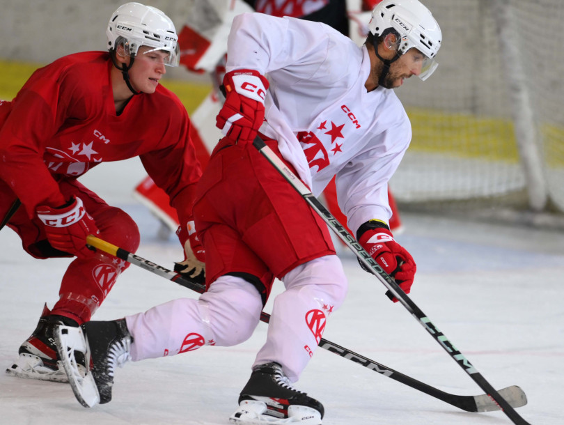 Rückkehrer Raphael Herburger (weiß) verfolgt von Tobias Sablattnig (rot) Rückkehrer Raphael Herburger (weiß) verfolgt von Tobias Sablattnig (rot)