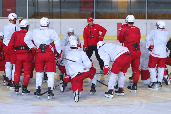Die Rotjacken kehrten am Sonntag auf das Eis zurück Die Rotjacken kehrten am Sonntag auf das Eis zurück