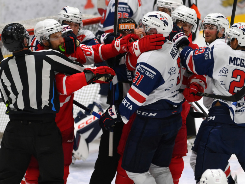 Nach einem Foul an Manuel Ganahl stand im folgenden Handgemenge Raphael Herburger für seinen Teamkollegen ein Nach einem Foul an Manuel Ganahl stand im folgenden Handgemenge Raphael Herburger für seinen Teamkollegen ein