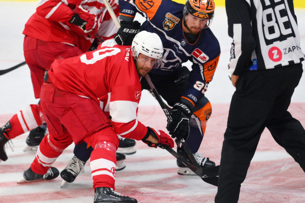Jan Muršak brachte sich als Spielgestalter ein, blieb bei seiner Heimpremiere aber noch ohne Scorerpunkt Jan Muršak brachte sich als Spielgestalter ein, blieb bei seiner Heimpremiere aber noch ohne Scorerpunkt