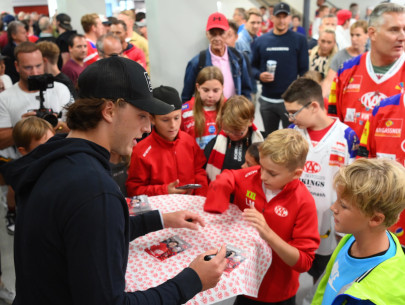 Hunderte Fans der Rotjacken scharrten sich in den Drittelpausen um den KAC-Export in die NHL, Marco Kasper, der fleißig Autogramme schrieb