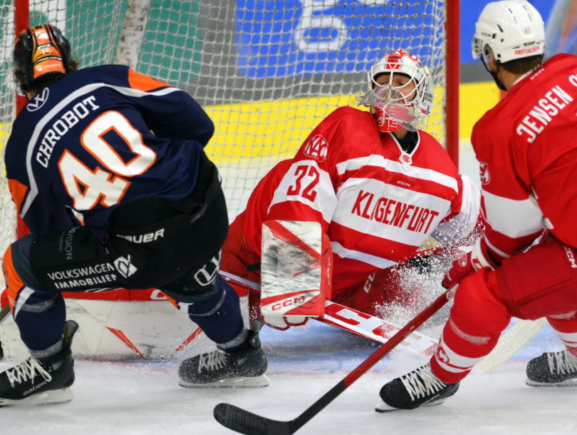 Goalie Sebastian Dahm, hier bei der Abwehr eines Chrobot-Solos, warder gewohnt starke Rückhalt für die Rotjacken