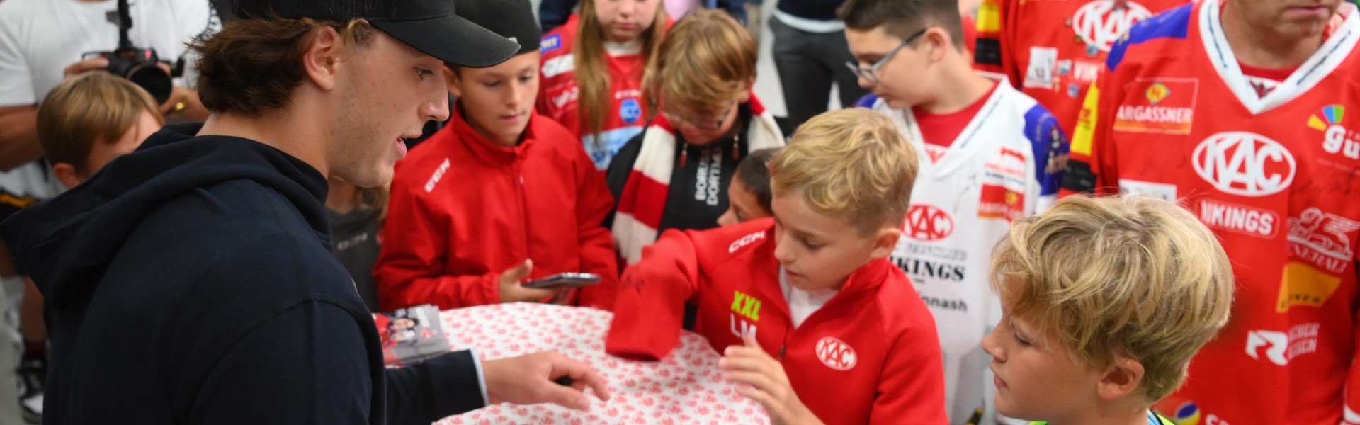 Marco Kasper wurde beim Rotjacken-Heimspiel am Mittwoch von unzähligen KAC-Fans umringt