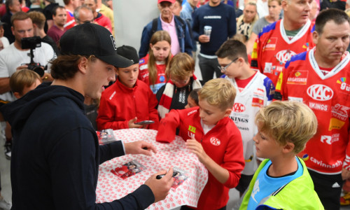 Marco Kasper wurde beim Rotjacken-Heimspiel am Mittwoch von unzähligen KAC-Fans umringt