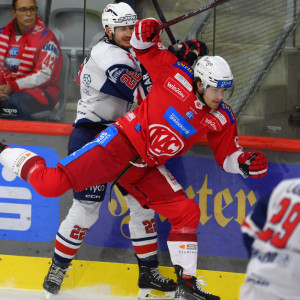 Matt Fraser war einer der Aktivposten im rot-weißen Team und steuerte zwei Assists bei. Matt Fraser war einer der Aktivposten im rot-weißen Team und steuerte zwei Assists bei.