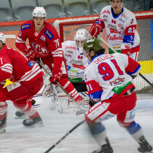 Die gute Offensivleistung der jungen Rotjacken schlug sich gegen den HC Gherdëina in einem halben Dutzend Treffer nieder Die gute Offensivleistung der jungen Rotjacken schlug sich gegen den HC Gherdëina in einem halben Dutzend Treffer nieder