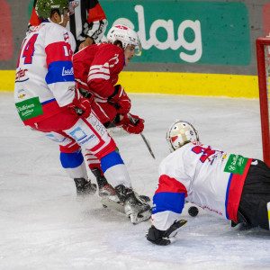 Hier blieb Leon Lamereiner am Goalie hängen, schon zuvor konnte er sich aber über seinen ersten Treffer im Erwachseneneishockey freuen