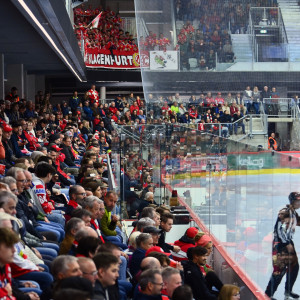 Die Ränge in der Heidi Horten-Arena waren am Freitagabend einmal mehr prall gefüllt Die Ränge in der Heidi Horten-Arena waren am Freitagabend einmal mehr prall gefüllt