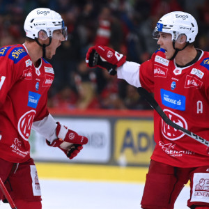 Jesper Jensen Aabo und Clemens Unterweger freuen sich über den Führungstreffer, der letztlich zum Game Winning Goal avancierte