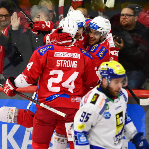 Lukas Haudum schoss die Rotjacken im ersten Abschnitt in Führung, schied dann aber verletzt aus Lukas Haudum schoss die Rotjacken im ersten Abschnitt in Führung, schied dann aber verletzt aus