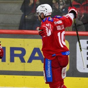 Thomas Vallant schoss die Rotjacken mit seinem ersten Saisontor zum zwischenzeitlichen 2:0-Vorsprung Thomas Vallant schoss die Rotjacken mit seinem ersten Saisontor zum zwischenzeitlichen 2:0-Vorsprung