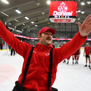 Christian Engstrand wurde vom Klagenfurter Publikum noch lange nach seinem letzten Einsatz für den EC-KAC bejubelt Christian Engstrand wurde vom Klagenfurter Publikum noch lange nach seinem letzten Einsatz für den EC-KAC bejubelt
