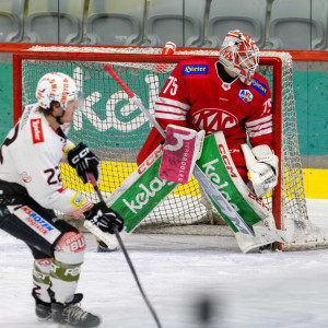 Ralf Kropiunig hielt das Future Team gegen die Rittner Buam bis weit ins dritte Drittel hinein im Spiel Ralf Kropiunig hielt das Future Team gegen die Rittner Buam bis weit ins dritte Drittel hinein im Spiel