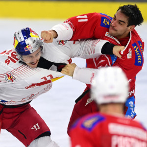 Lukas Haudum und Salzburgs Adam Payerl lieferten sich im zweiten Abschnitt ein Stelldichein mit den Fäusten Lukas Haudum und Salzburgs Adam Payerl lieferten sich im zweiten Abschnitt ein Stelldichein mit den Fäusten