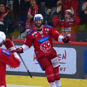 KAC-Topscorer Jan Muršak erstickte Salzburgs Comeback-Ambitionen mit dem Tor zum 4:1 im Keim