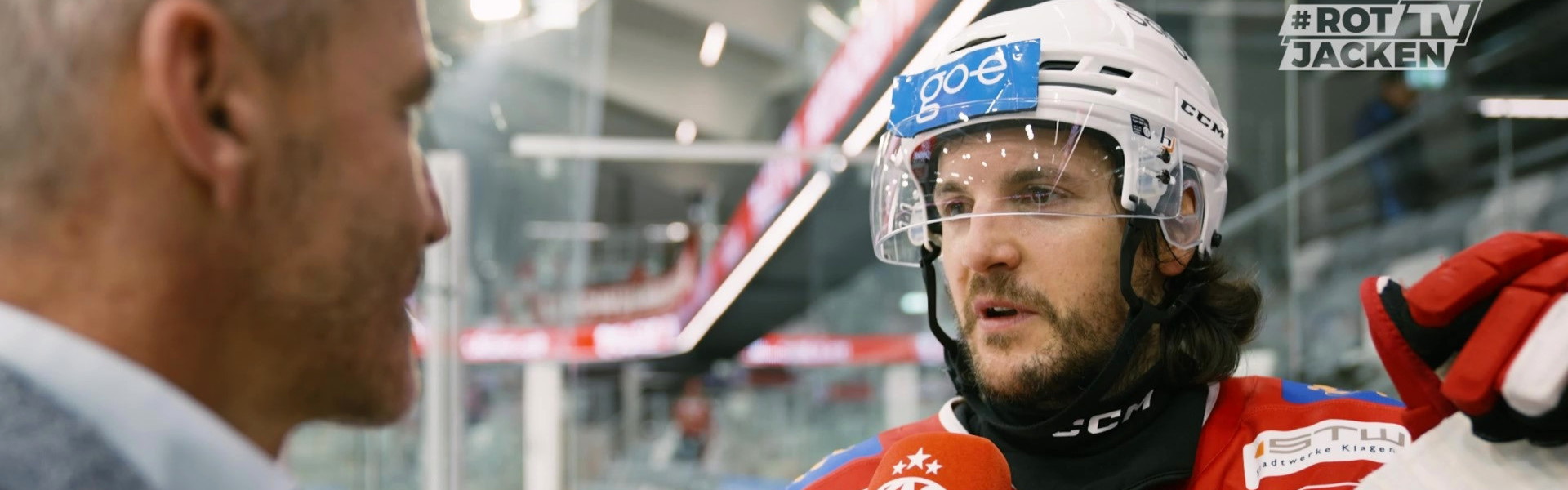 Manuel Ganahl ordnet die 1:2-Heimniederlage gegen den HC Pustertal im Post Game-Interview auf der Spielerbank ein