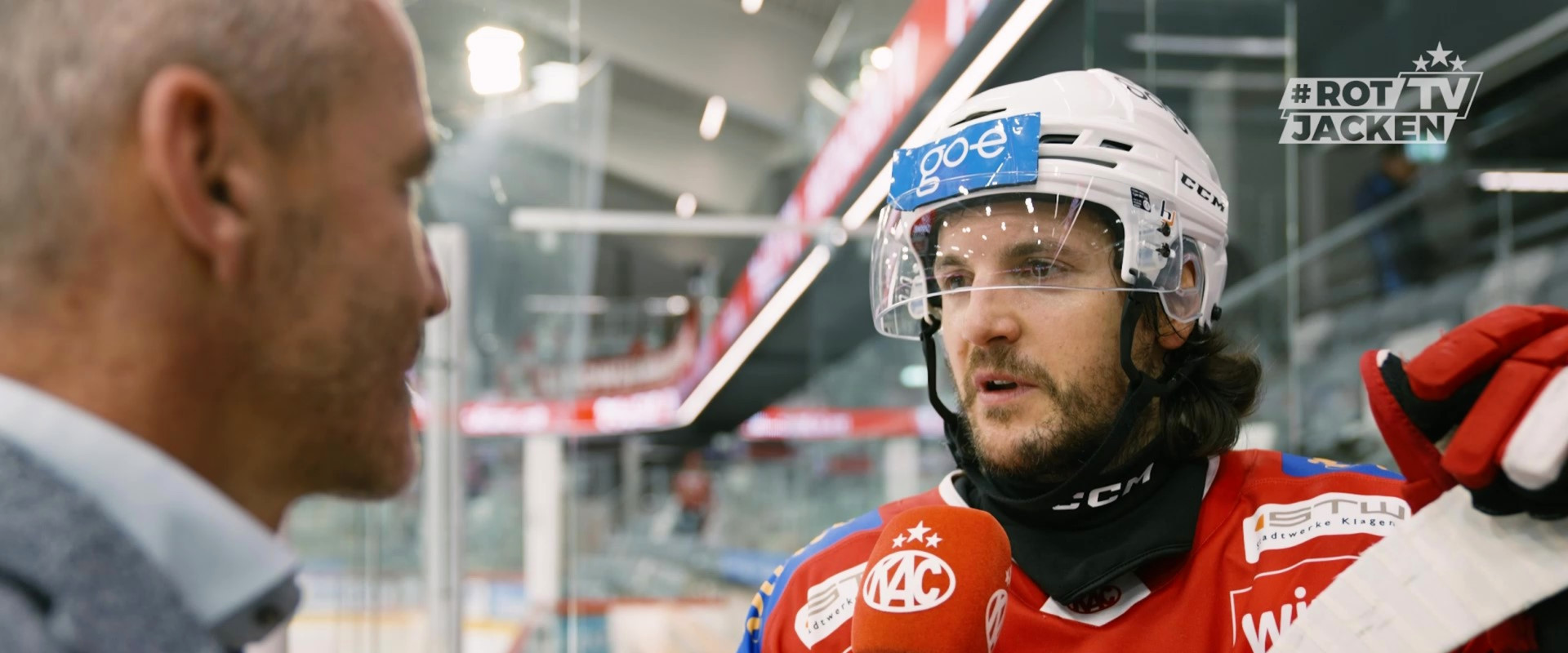 Manuel Ganahl ordnet die 1:2-Heimniederlage gegen den HC Pustertal im Post Game-Interview auf der Spielerbank ein