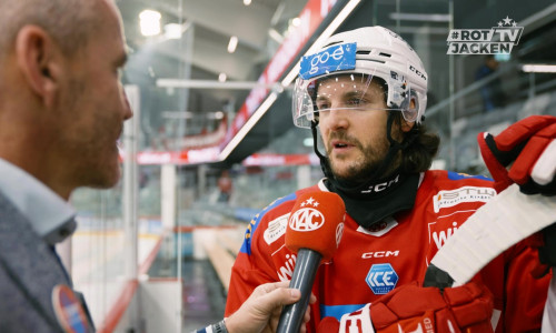 Manuel Ganahl ordnet die 1:2-Heimniederlage gegen den HC Pustertal im Post Game-Interview auf der Spielerbank ein