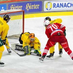 Die jungen Rotjacken erzielten zwar erstmals seit Ende Oktober wieder drei Treffer in einem Spiel, in die Nähe eines Punktgewinns kamen sie jedoch nicht Die jungen Rotjacken erzielten zwar erstmals seit Ende Oktober wieder drei Treffer in einem Spiel, in die Nähe eines Punktgewinns kamen sie jedoch nicht
