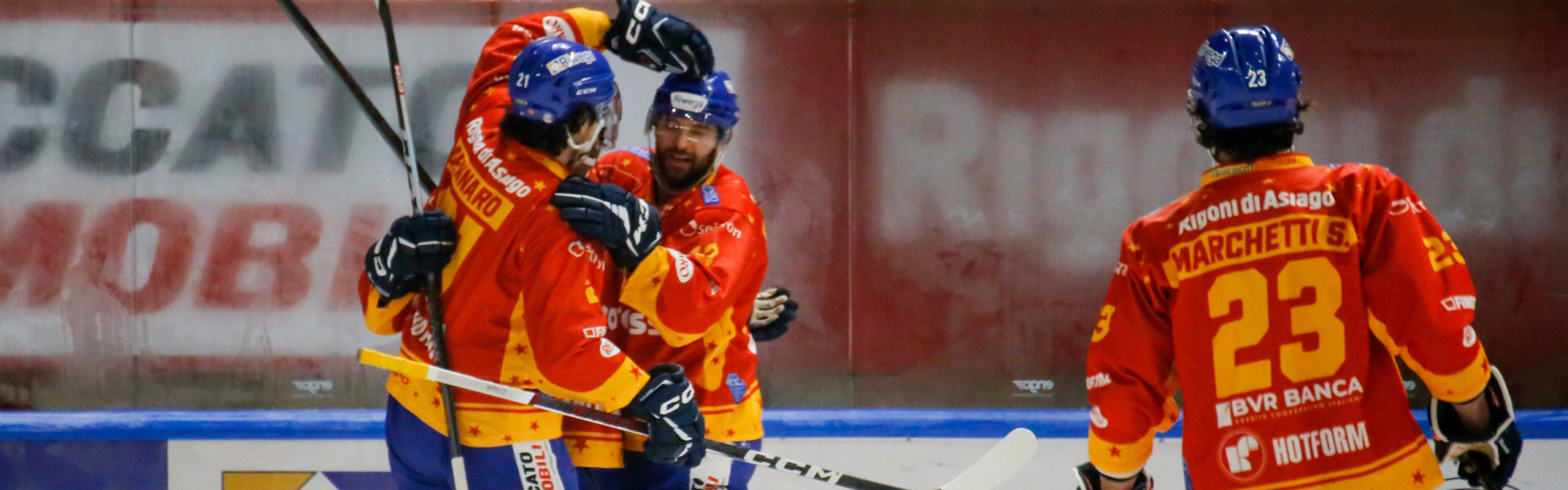 Asiago Hockey durfte am Freitagabend über einen 8:7-Heimsieg nach Penaltyschießen gegen die Black Wings Linz jubeln