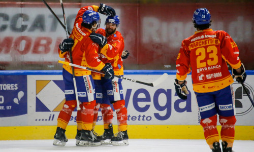 Asiago Hockey durfte am Freitagabend über einen 8:7-Heimsieg nach Penaltyschießen gegen die Black Wings Linz jubeln