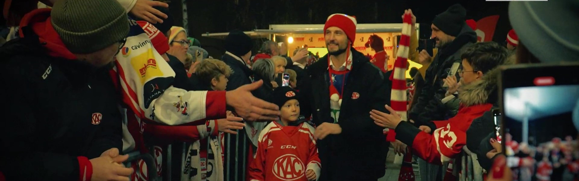 Hunderte Fans der Rotjacken bereiteten ihrer Mannschaft schon vor dem Spiel gegen den HCB Südtirol einen tollen Empfang