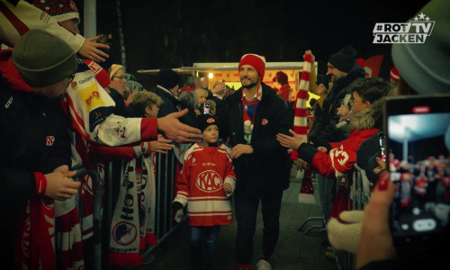 Hunderte Fans der Rotjacken bereiteten ihrer Mannschaft schon vor dem Spiel gegen den HCB Südtirol einen tollen Empfang