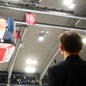 Als zweite nach jener von Josef Puschnig wurde Thomas Kochs Rückennummer vom EC-KAC "in Pension geschickt" Als zweite nach jener von Josef Puschnig wurde Thomas Kochs Rückennummer vom EC-KAC "in Pension geschickt"