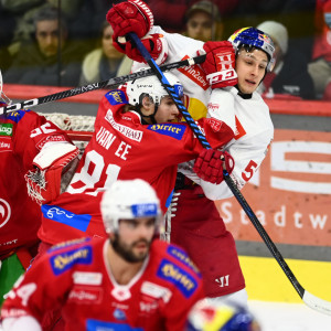 Hart umkämpft war das dritte Saisonduell zwischen dem EC-KAC und dem EC Salzburg