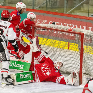 Goalie Michael Sicher spielte eine überragende Partie und kam zu seinem zweiten Saisonsieg Goalie Michael Sicher spielte eine überragende Partie und kam zu seinem zweiten Saisonsieg