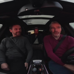 Joschi Peharz und Marc Brabant holten Thomas Koch zu Hause ab und hatten bereits am Weg zur Halle die Gelegenheit, ein Gespräch über die herausragende Laufbahn des Mittelstürmers mit ihm zu führen Joschi Peharz und Marc Brabant holten Thomas Koch zu Hause ab und hatten bereits am Weg zur Halle die Gelegenheit, ein Gespräch über die herausragende Laufbahn des Mittelstürmers mit ihm zu führen