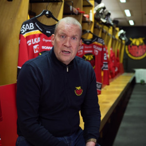 Zwei Jahre seiner Laufbahn verbrachte Thomas Koch bei Luleå Hockey in Schweden: Von dort aus meldete sich der heutige General Manager des Klubs, einst Kochs Mitspieler bei den Rotjacken, per Videobotschaft: Stefan Nilsson Zwei Jahre seiner Laufbahn verbrachte Thomas Koch bei Luleå Hockey in Schweden: Von dort aus meldete sich der heutige General Manager des Klubs, einst Kochs Mitspieler bei den Rotjacken, per Videobotschaft: Stefan Nilsson