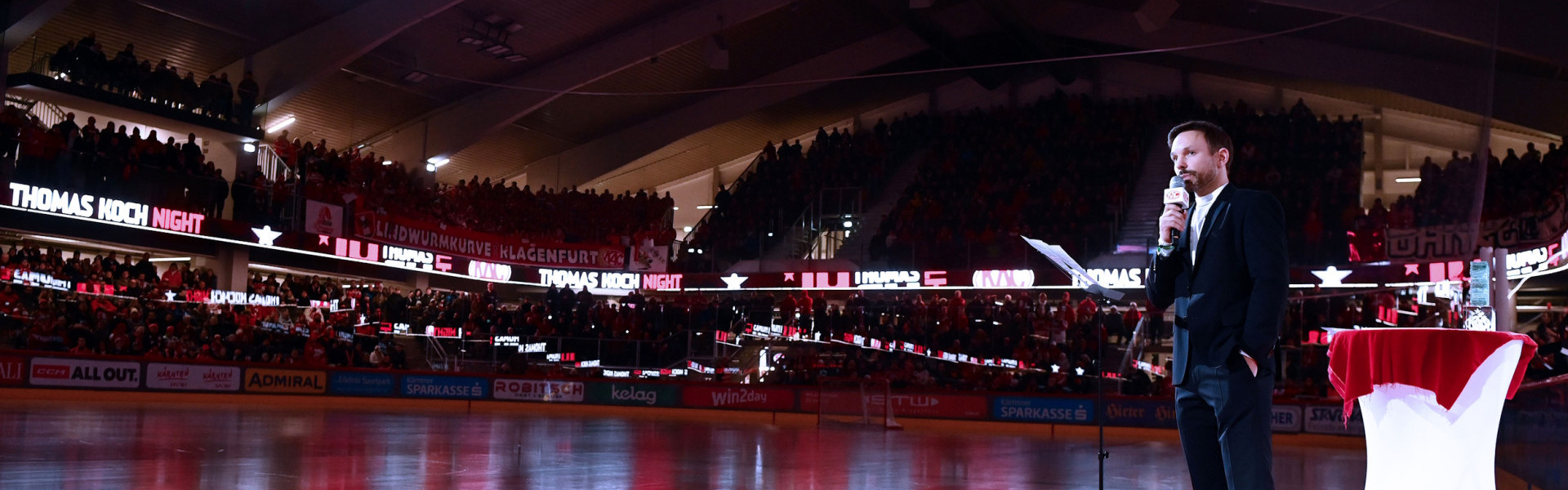 Im Lichtkegel in der abgedunkelten Heidi Horten-Arena hielt Thomas Koch eine wunderbare Abschiedsrede