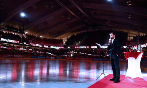 Im Lichtkegel in der abgedunkelten Heidi Horten-Arena hielt Thomas Koch eine wunderbare Abschiedsrede