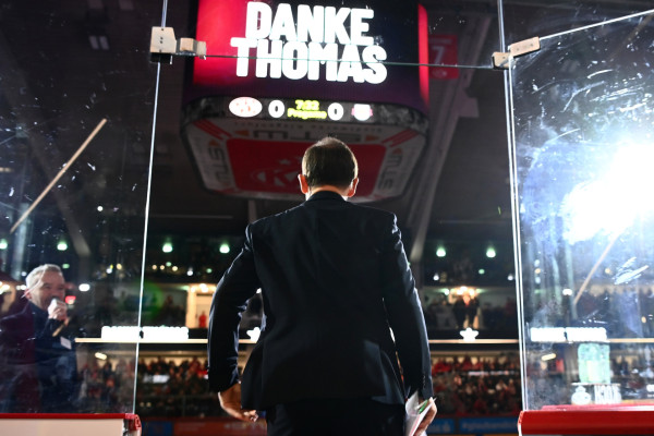 Zum Schlussbild seines Intro-Videos kam Thomas Koch auf das Spielfeld der Heidi Horten-Arena